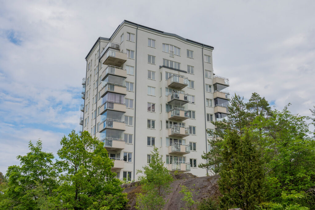 9. Utbyggnad uteplats med grill till fastighetshus Ulvsunda Bromma.jpg